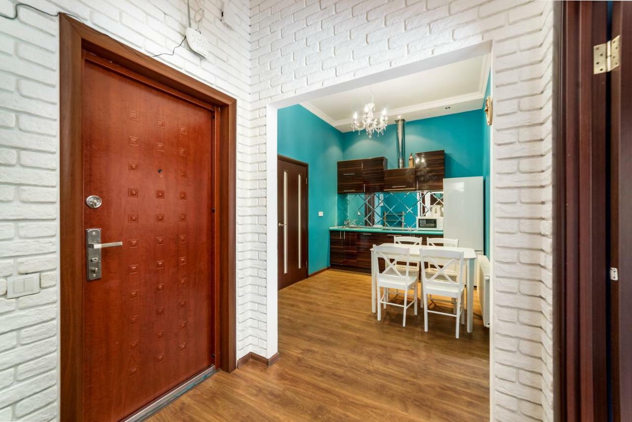 Stylish Apartment With A Balcony Overlooking The Park Odesa Exterior photo